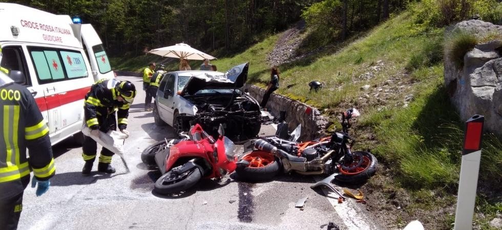 Aveva bevuto ed era sotto effetto di stupefacenti la donna che ha travolto tre motociclisti con l'auto
